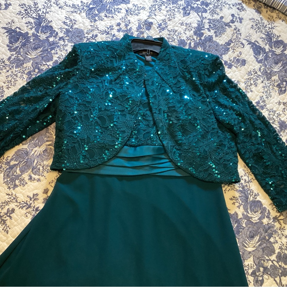 Green two-piece, formal dress - Picture 6 of 6